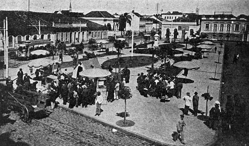 Praça Zacarias, no ano de 1922, com o paisagismo e as barracas do mercado-feira implantados em 1915.