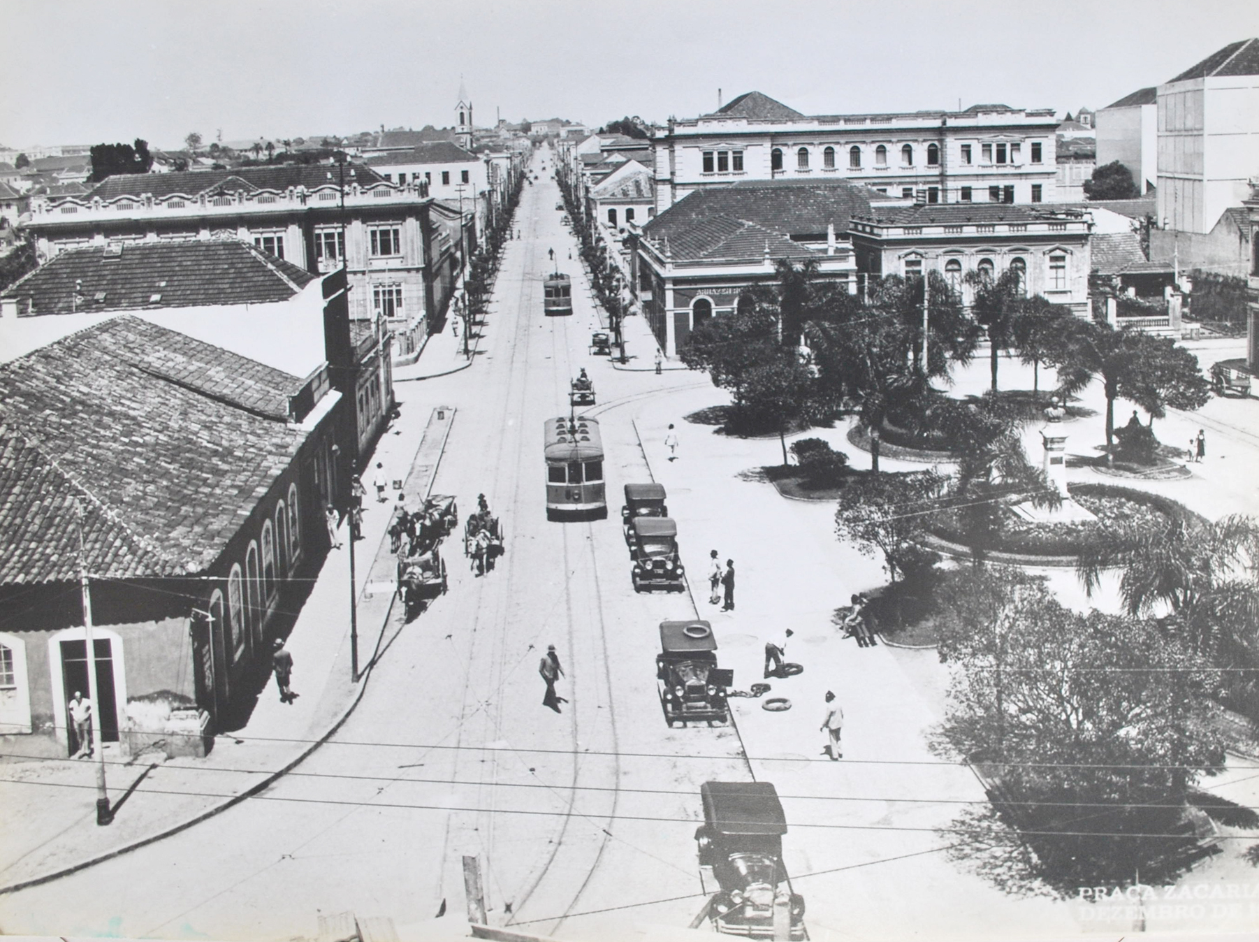 Praça Zacarias, à direita, e no centro, a Rua Emiliano Perneta, em 1935.