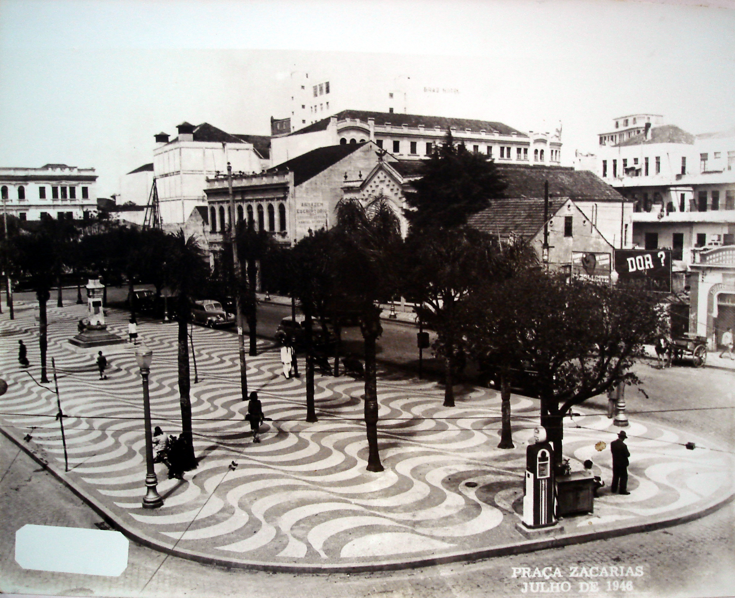 Praça Zacarias, em 1946, após a retirada dos jardins e a colocação de nova pavimentação em petit pavet. Em primeiro plano, uma bomba de gasolina.