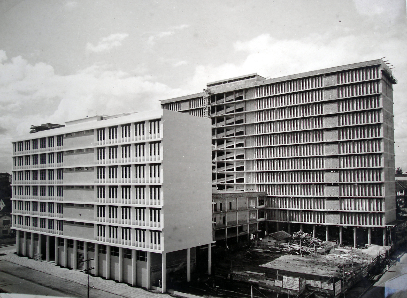 Vista do arquitetônico da Reitoria da UFPR em construção – 1957.