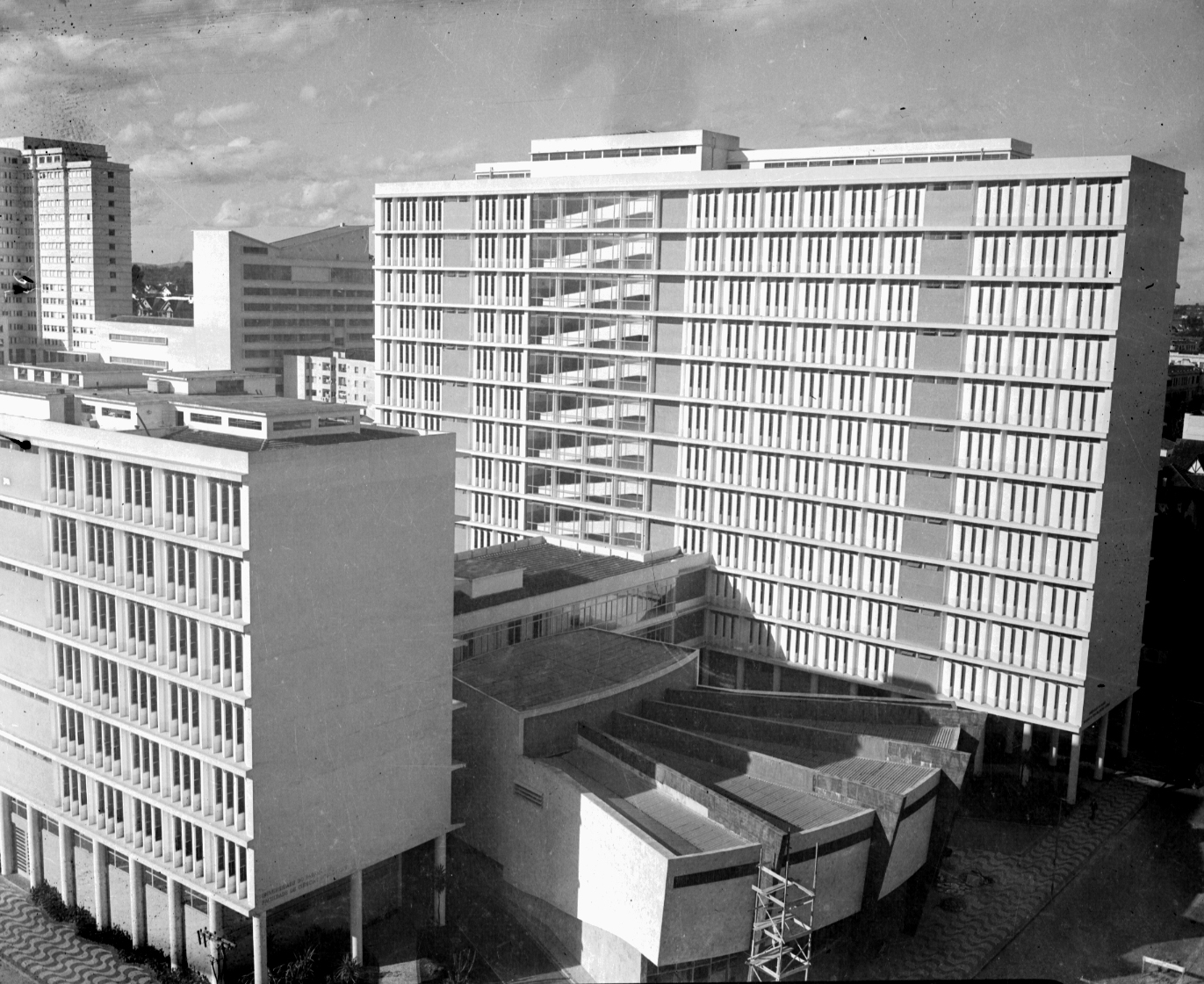 Vista do conjunto arquitetônico da Reitoria da UFPR, na década de 1960.