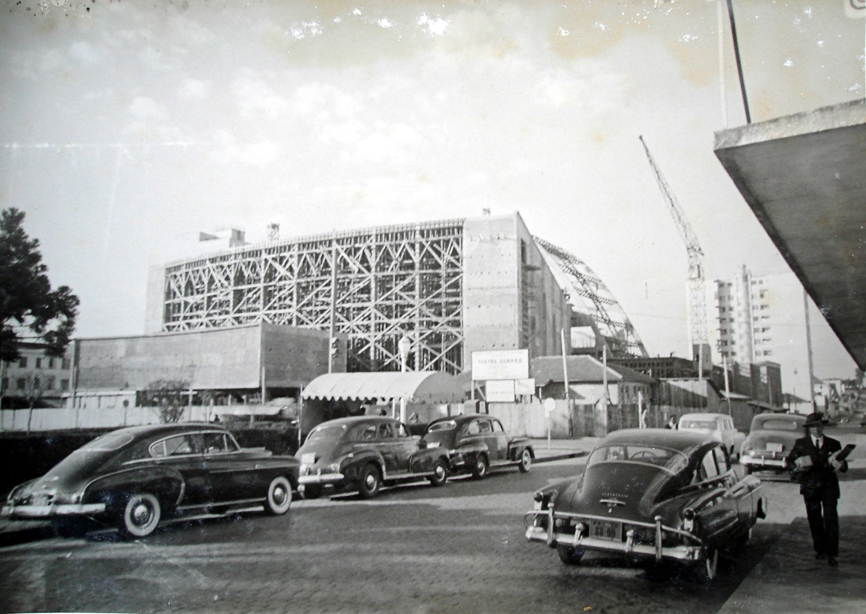 Teatro Guaíra na Praça Santos Andrade, em construção - 1952.