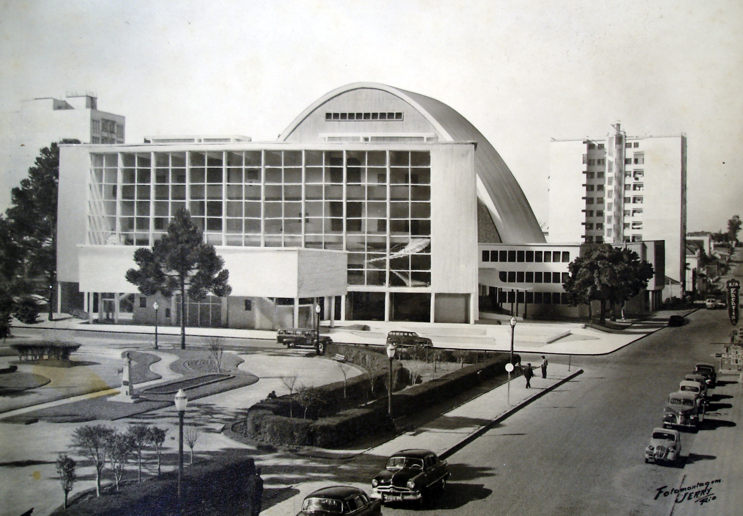Fotomontagem da Praça Santos Andrade com a maquete do Teatro Guaíra, década de 1950.