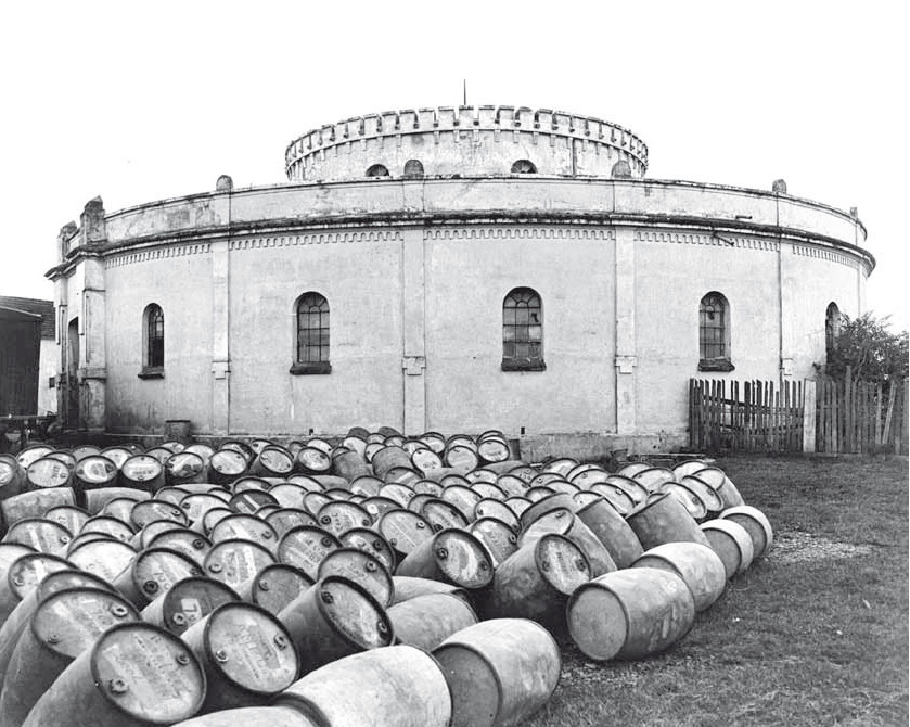 O antigo paiol de pólvora, na década de 1940, utilizado como depósito de materiais da Prefeitura.