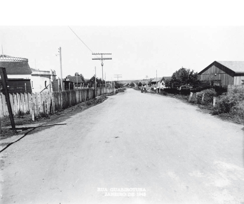 Aspecto da Rua Guabirotuba na década de 1940, aparecendo, à esquerda, parte do antigo paiol de pólvora. Foto: Arthur Wischral.